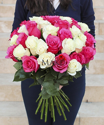 Букет из 35 бело-розовых роз