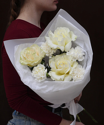 Букет с французскими розами и диантусами