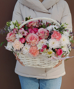 Букет «Розовое цветение» в корзинке