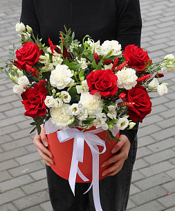 Букет из эустомы в шляпной коробке «Монреаль»