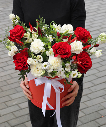 Букет из эустомы в шляпной коробке «Монреаль»