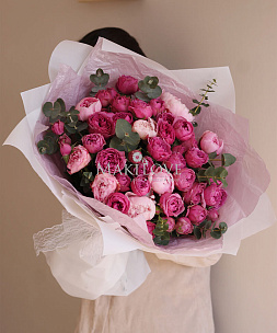 Букет из пионов и кустовых роз 