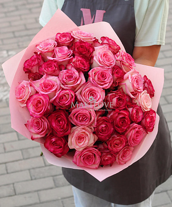 Букет из 37 розовых роз в крафт бумаге