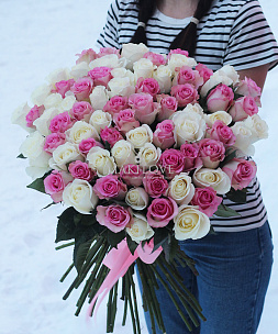 Букет из 75 бело-розовых роз
