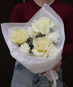 Букет с французскими розами и диантусами