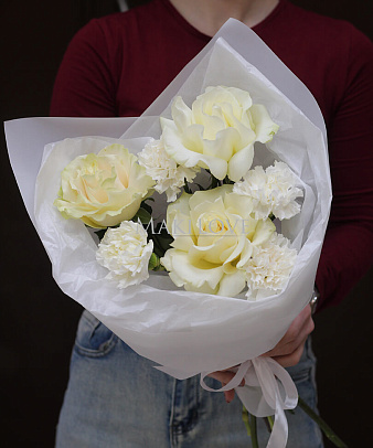 Букет с французскими розами и диантусами