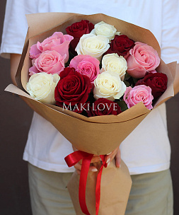 Букет из 15 разноцветных роз в упаковке