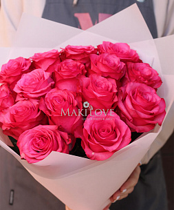 Букет из 15 розовых роз в фетре