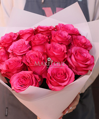 Букет из 15 розовых роз в фетре
