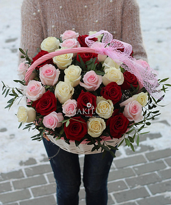 Корзина из 35 роз «Незаменимая»