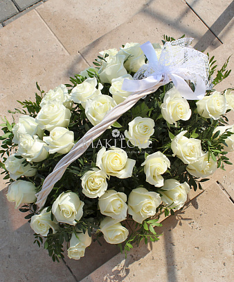 Корзина с 35 белыми розами