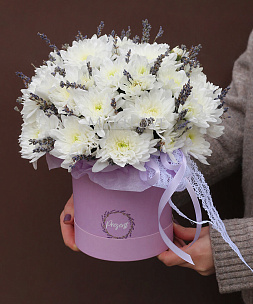 Букет хризантем в шляпной коробке