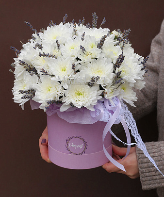 Букет хризантем в шляпной коробке