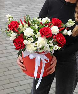 Букет из эустомы в шляпной коробке «Монреаль»