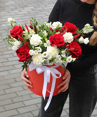 Букет из эустомы в шляпной коробке «Монреаль»