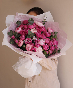 Букет из пионов и кустовых роз 