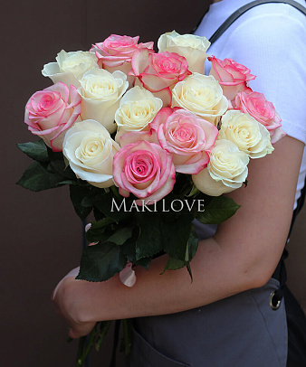Букет из 15 бело-розовых роз