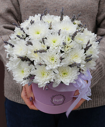 Букет хризантем в шляпной коробке