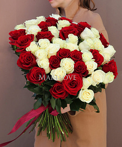 Букет 51 красная и белая роза