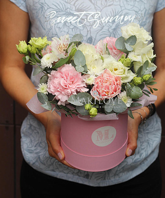 Композиция цветов в коробке «Неаполь»