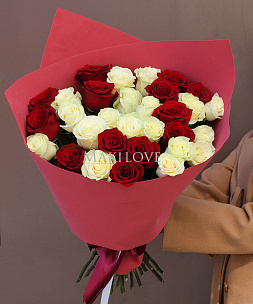 Букет из 31 бело-красных роз