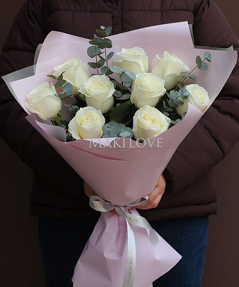 Букет из 9 белых роз в фетре