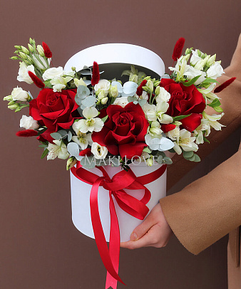 Композиция в шляпной коробке «Боржоми»