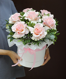 Букет роз в шляпной коробке «Малибу»