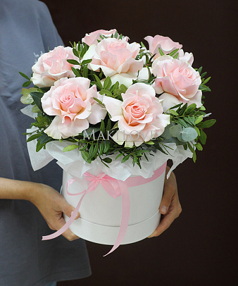 Букет роз в шляпной коробке «Малибу»