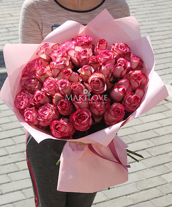 35 розовых роз в крафт бумаге