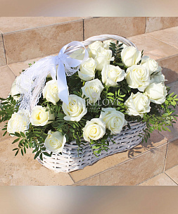 Корзина с 35 белыми розами