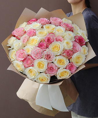 Букет из 45 разноцветных роз в упаковке