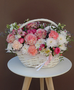 Букет «Розовое цветение» в корзинке