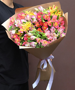 Букет из 15 альстромерий