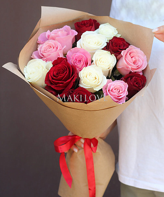 Букет из 15 разноцветных роз в упаковке
