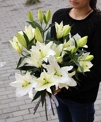 Букет из белых лилий