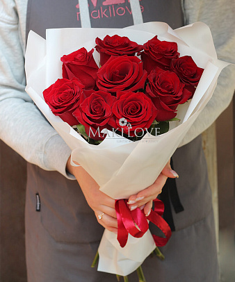 Букет из 9 красных роз в фетре