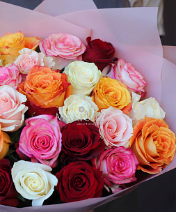 Букет из 25 разноцветных роз в упаковке