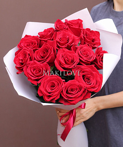 Букет из 15 красных роз в крафт бумаге