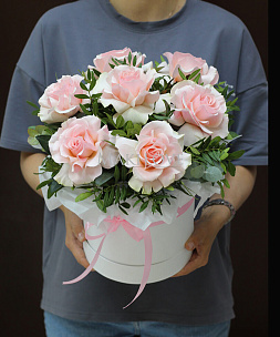 Букет роз в шляпной коробке «Малибу»