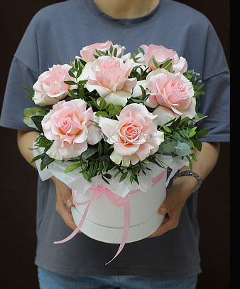 Букет роз в шляпной коробке «Малибу»