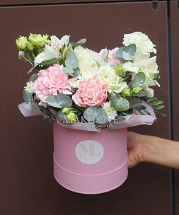 Композиция цветов в коробке «Неаполь»