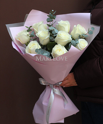 Букет из 9 белых роз в фетре