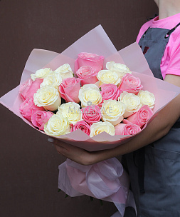 Букет 25 бело-розовых роз