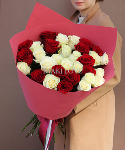 Букет из 31 бело-красных роз