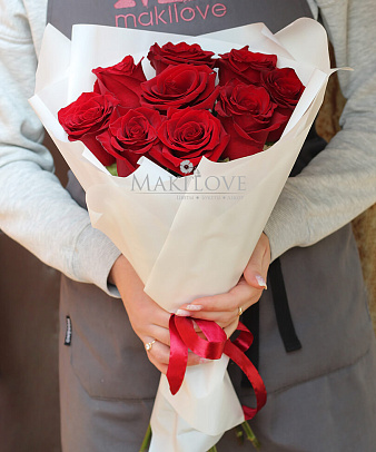 Букет из 9 красных роз в фетре